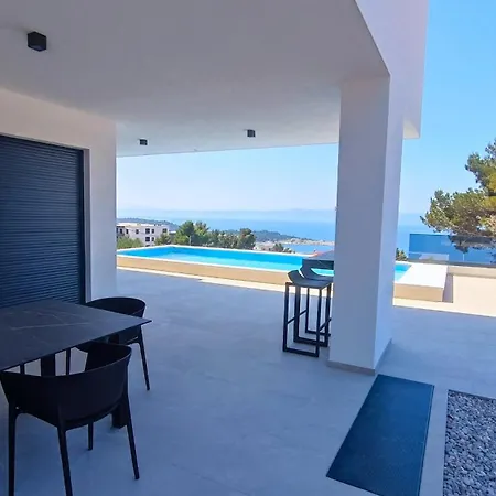 Modern Dado With Heated Pool & Sea View In 马卡尔斯卡