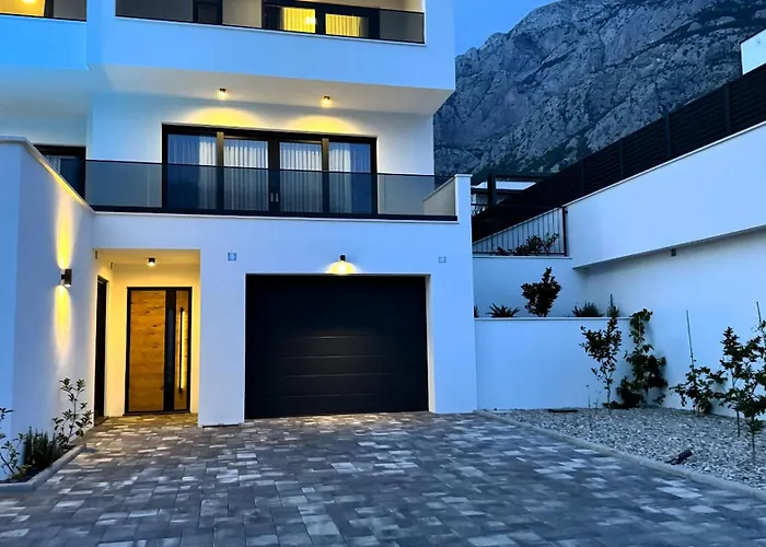 Modern Dado With Heated Pool & Sea View In Makarska